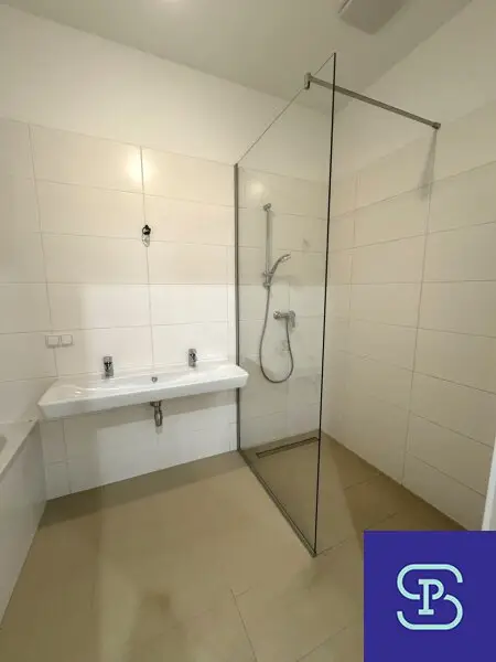 Provisionsfrei: Unbefristeter 98m² Altbau mit 11m² Süd-Loggia und Einbauküche - 1070 Wien!