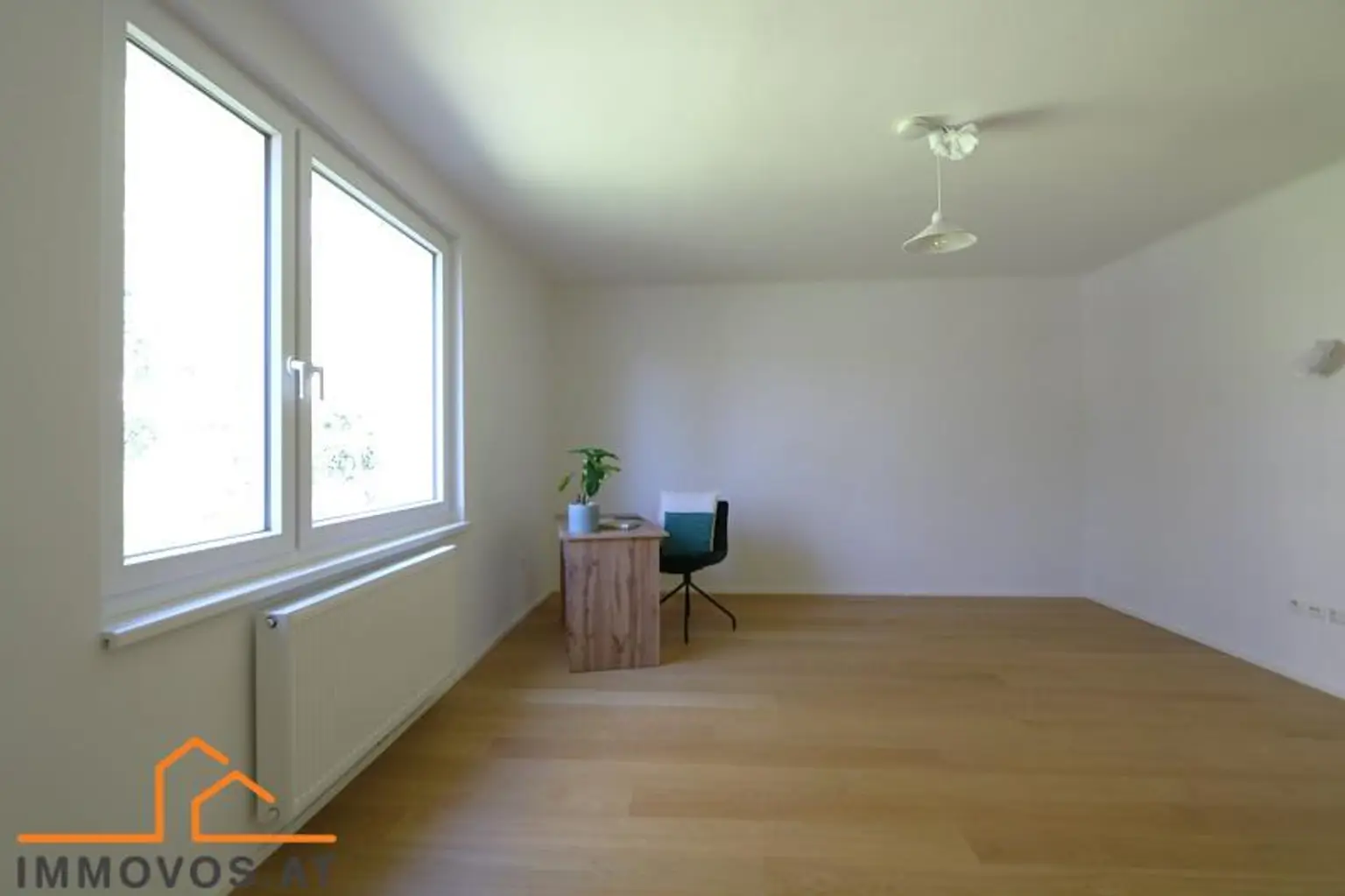 viel Platz für eine Sofa-Ecke + Regale