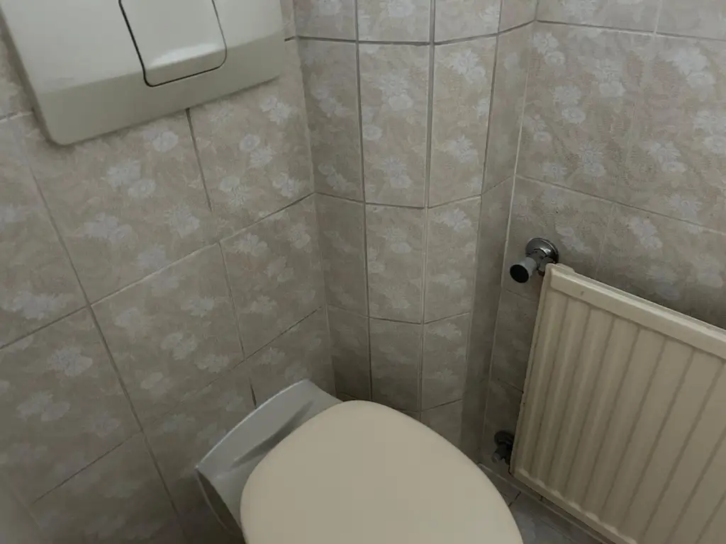 DREI ZIMMER -  ALTBAUWOHNUNG NÄHE STADTHALLE!    WG-HIT!