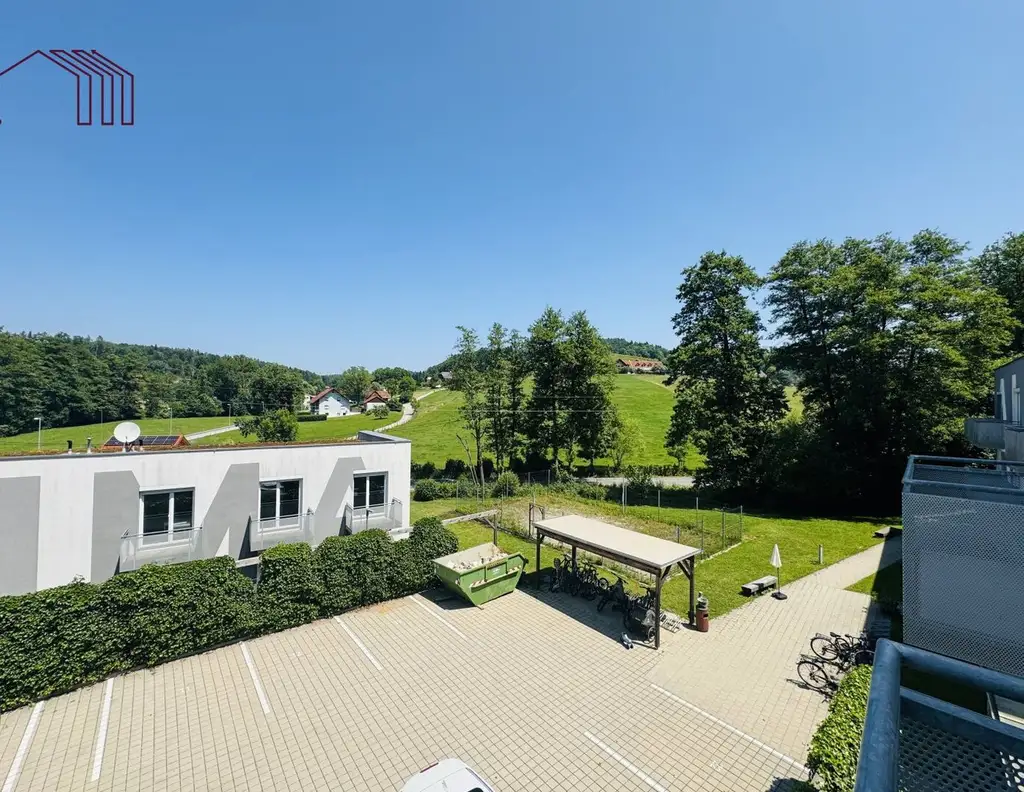 FERNBLICK: Geräumige 4-Zimmer-Wohnung mit mehreren Balkonen, Panoramablick und wunderschönem Allgemeingarten