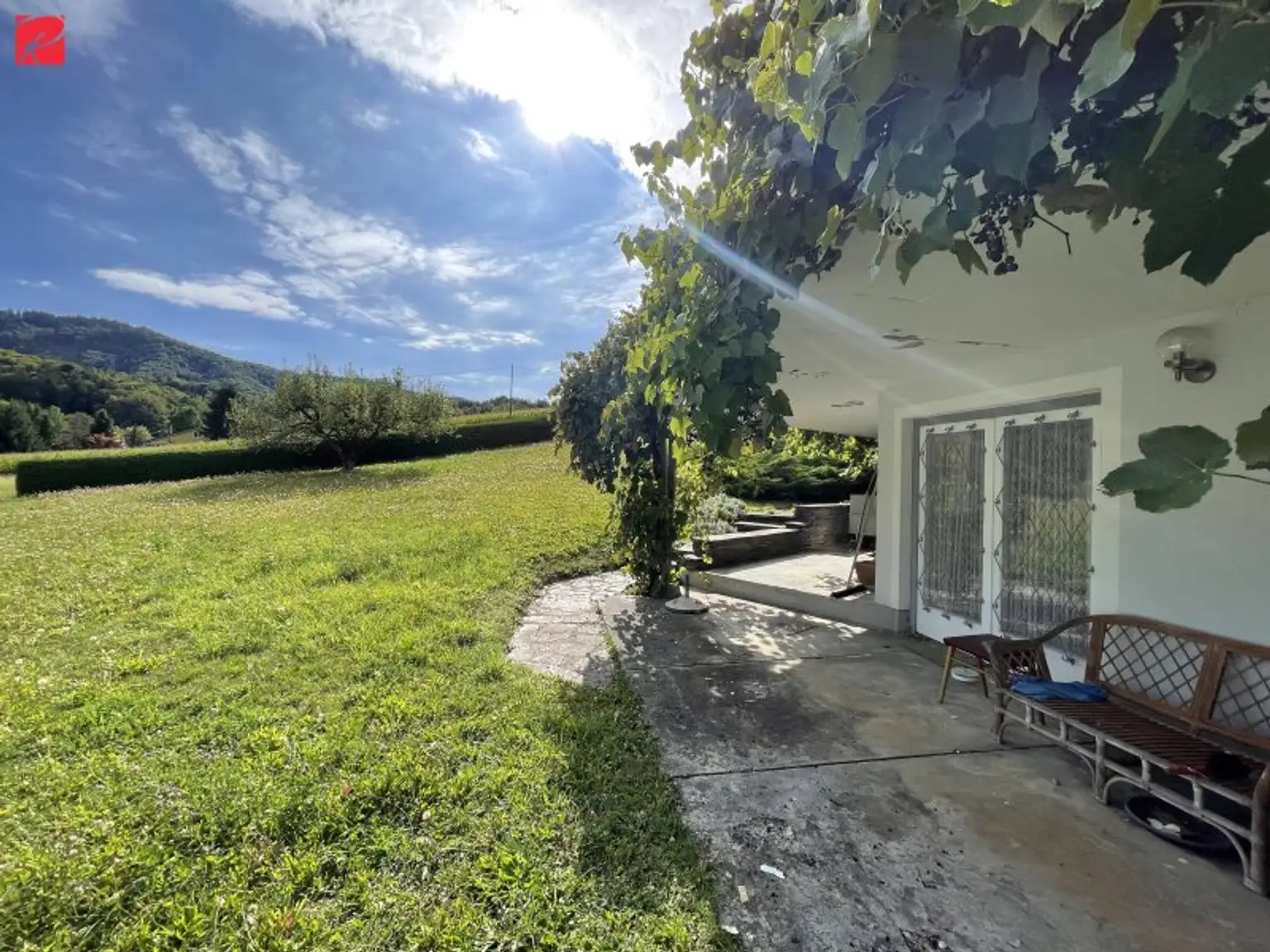 Großzügiger Bungalow mit überdachtem Swimmingpool