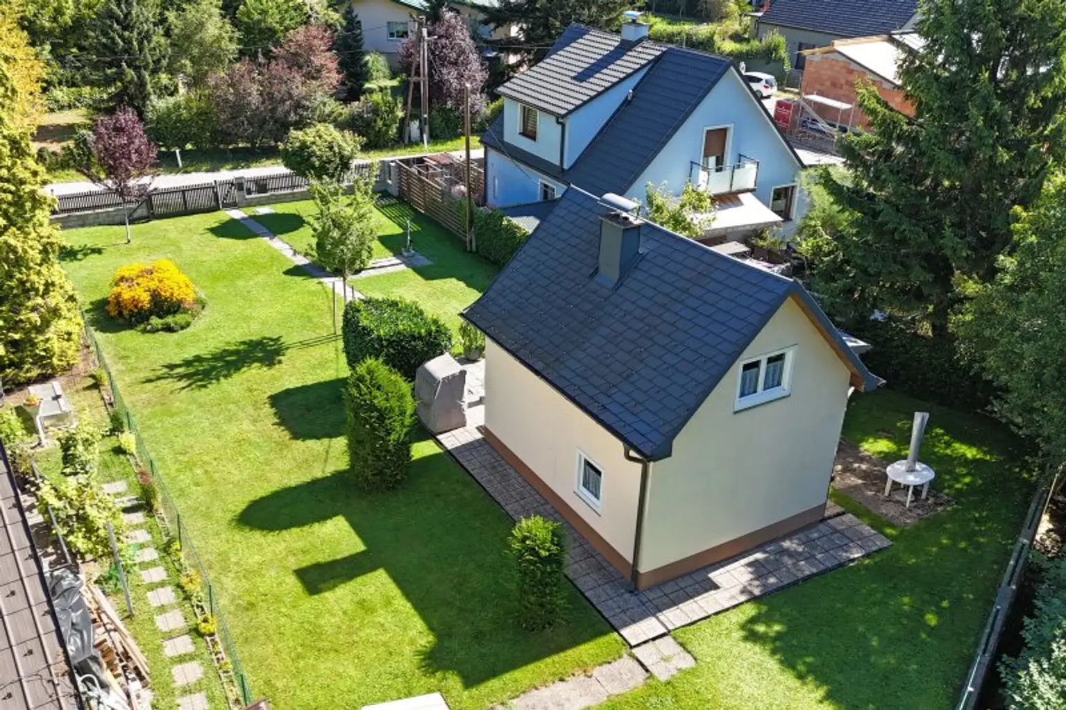 Baugrundstück in ruhiger, naturnaher Lage mit gepflegtem Holzhaus