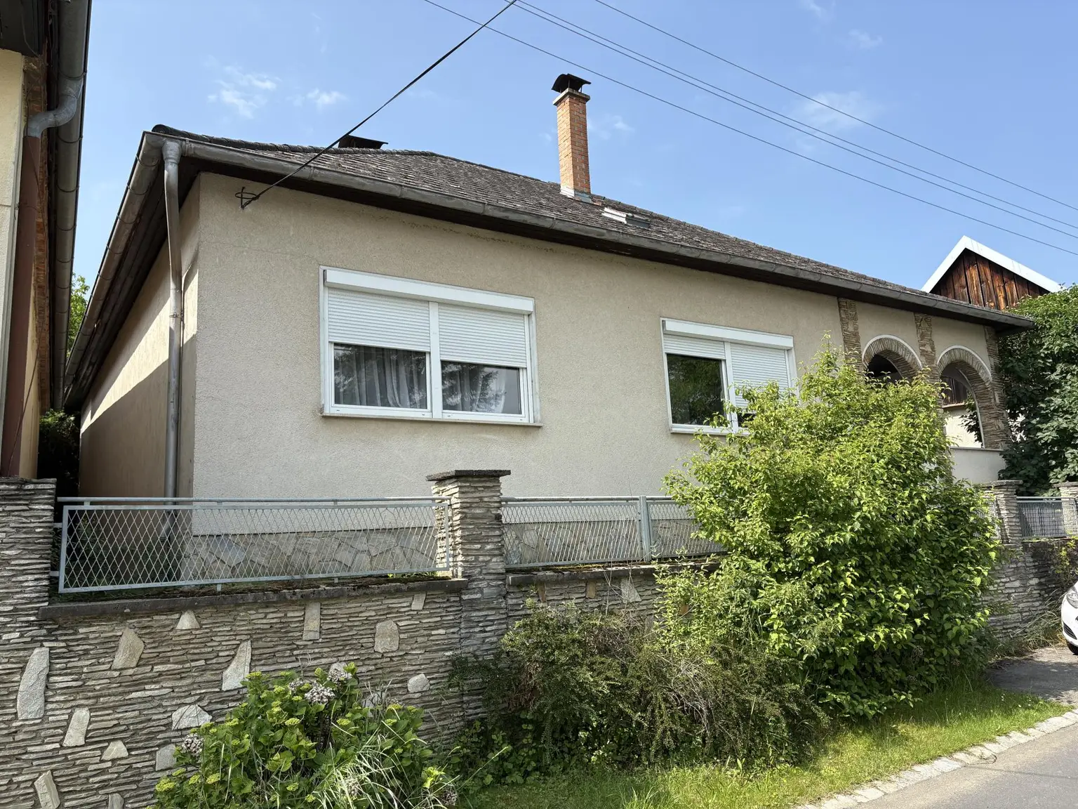 2 Einfamilienhäuser mit Nebengebäuden auf großem Grund!