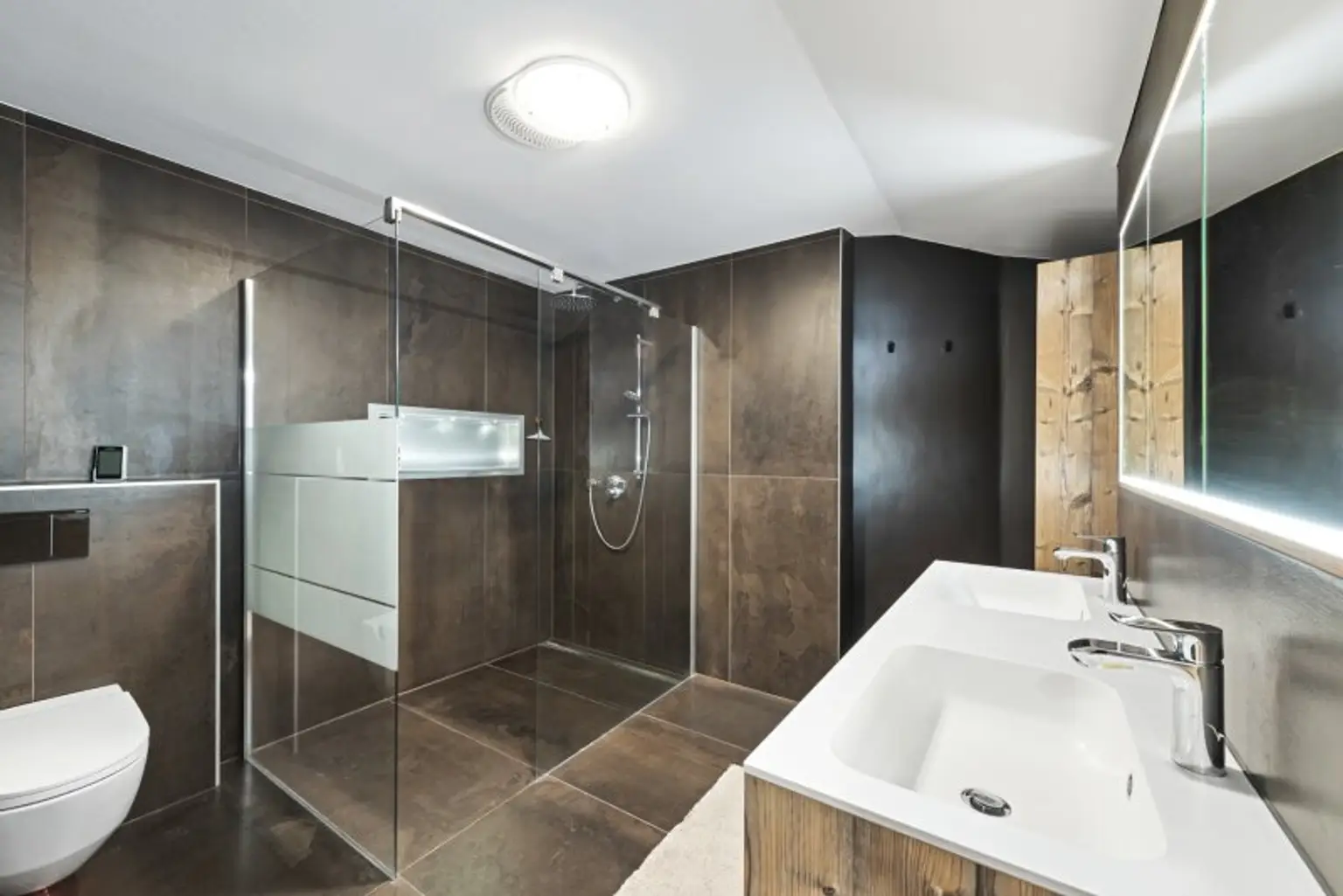 Exklusive Villa mit Nebengebäude in Gießhübl – Wohnen, Arbeiten & Wellness in Premiumlage