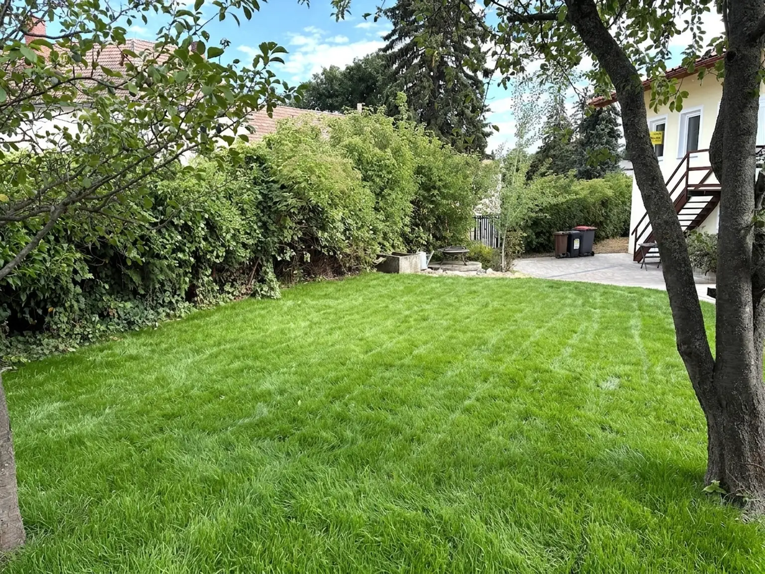 Garten neb Garage(Wiese KI bearbeitet)