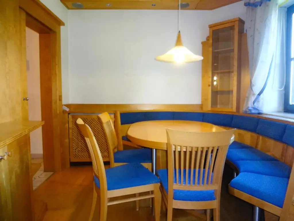 GEDIEGENES HAUS MIT ZWEI WOHNEINHEITEN UND GROSSEM GARTEN!