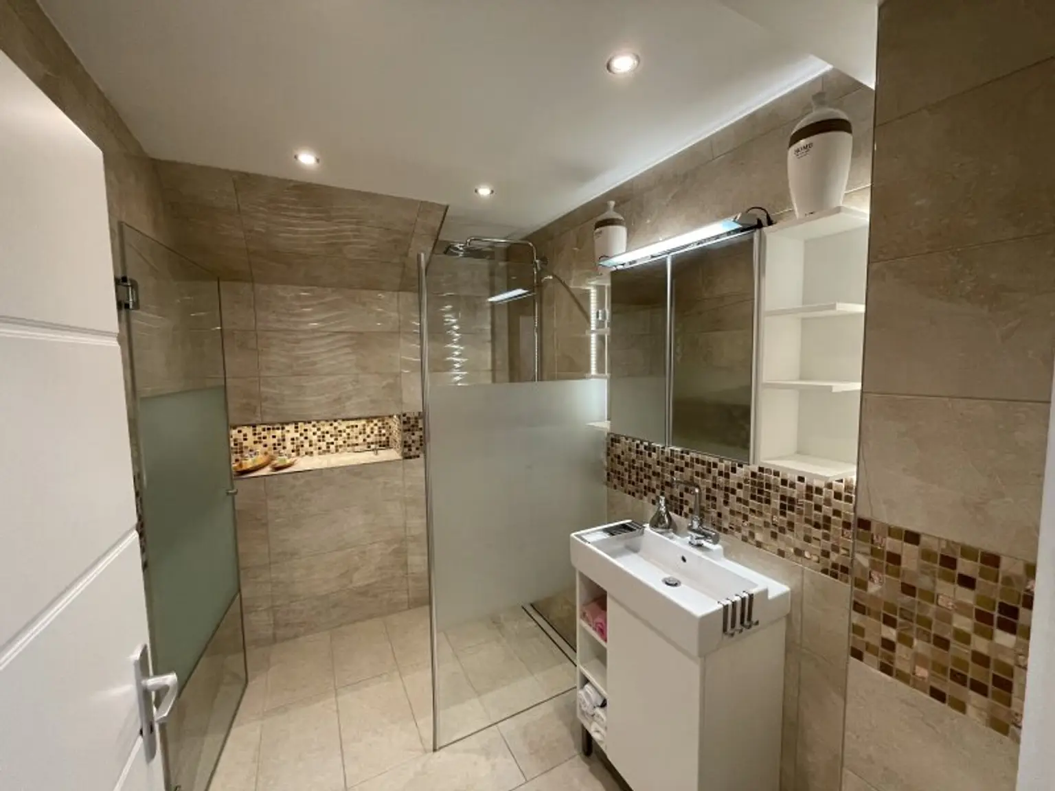 TOP-LIEGENSCHAFT MIT LUXUIÖSEM HAUS UND 2.568 m² GRUND - GRÜNRUHELAGE!