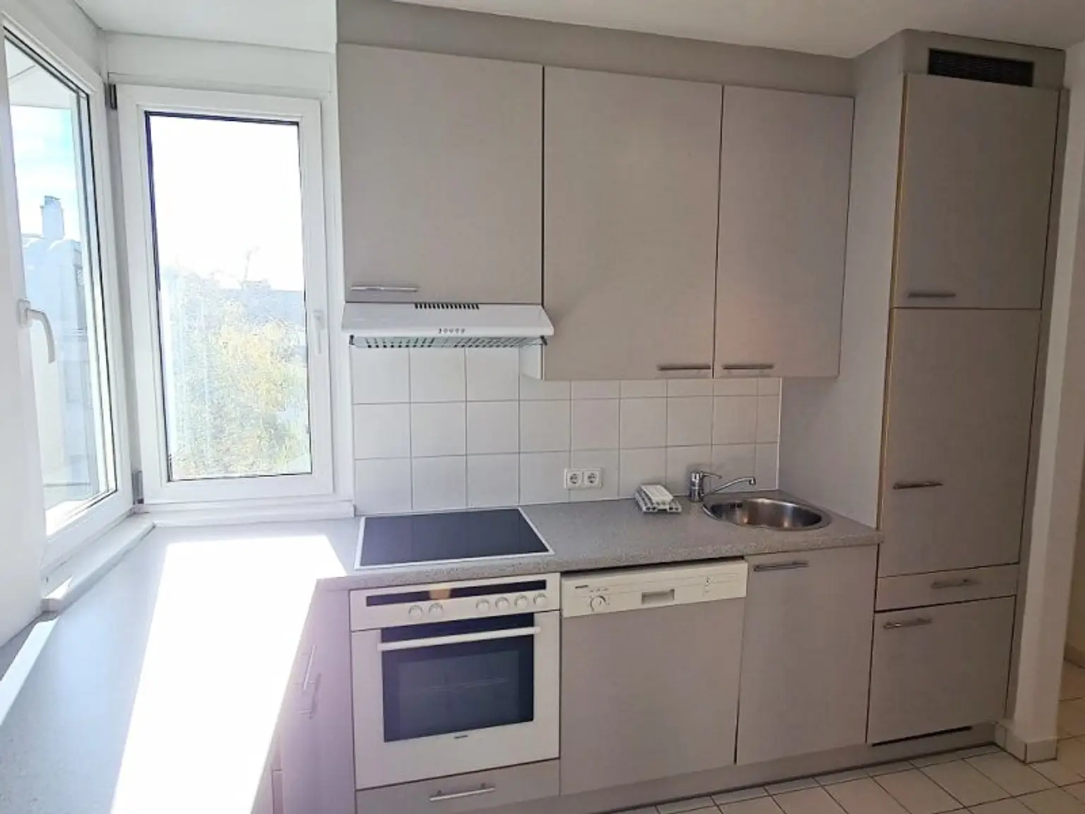 DACHGESCHOSS, Daringergasse, sonnige 76 m2 Neubau mit 6 m2 Balkon, 2 Zimmer, Wohnküche, Wannenbad, Parketten, Grünblick