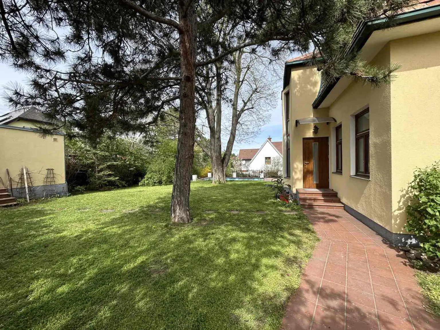 Einfamilien-Villa mit traumhaftem Naturgarten in begehrter Perchtoldsdorfer Lage!