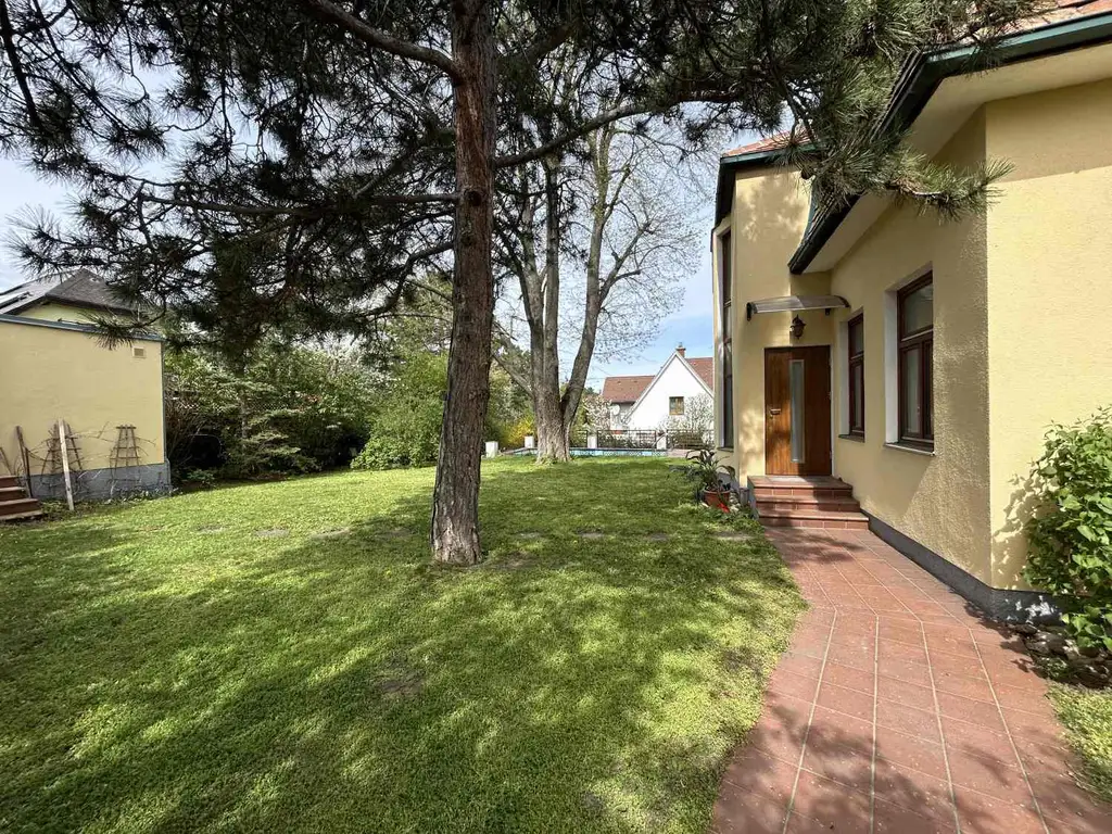 Einfamilien-Villa mit traumhaftem Naturgarten in begehrter Perchtoldsdorfer Lage!