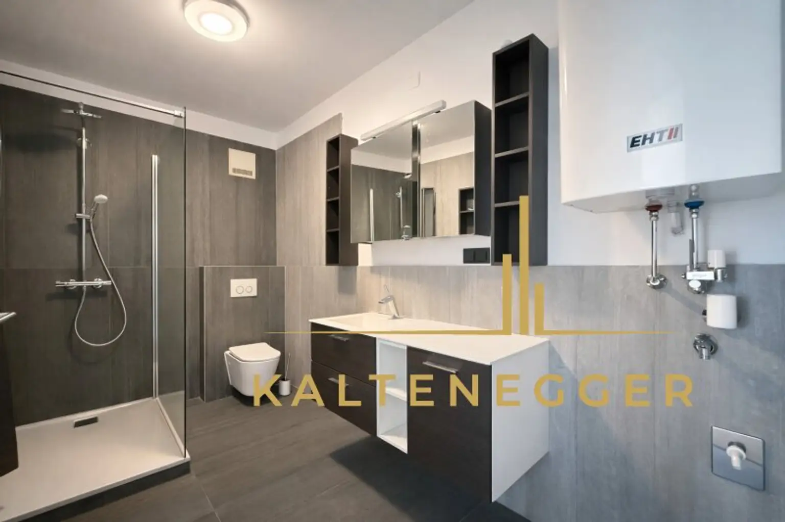 Bad mit Dusche, WC und WM-Anschluss