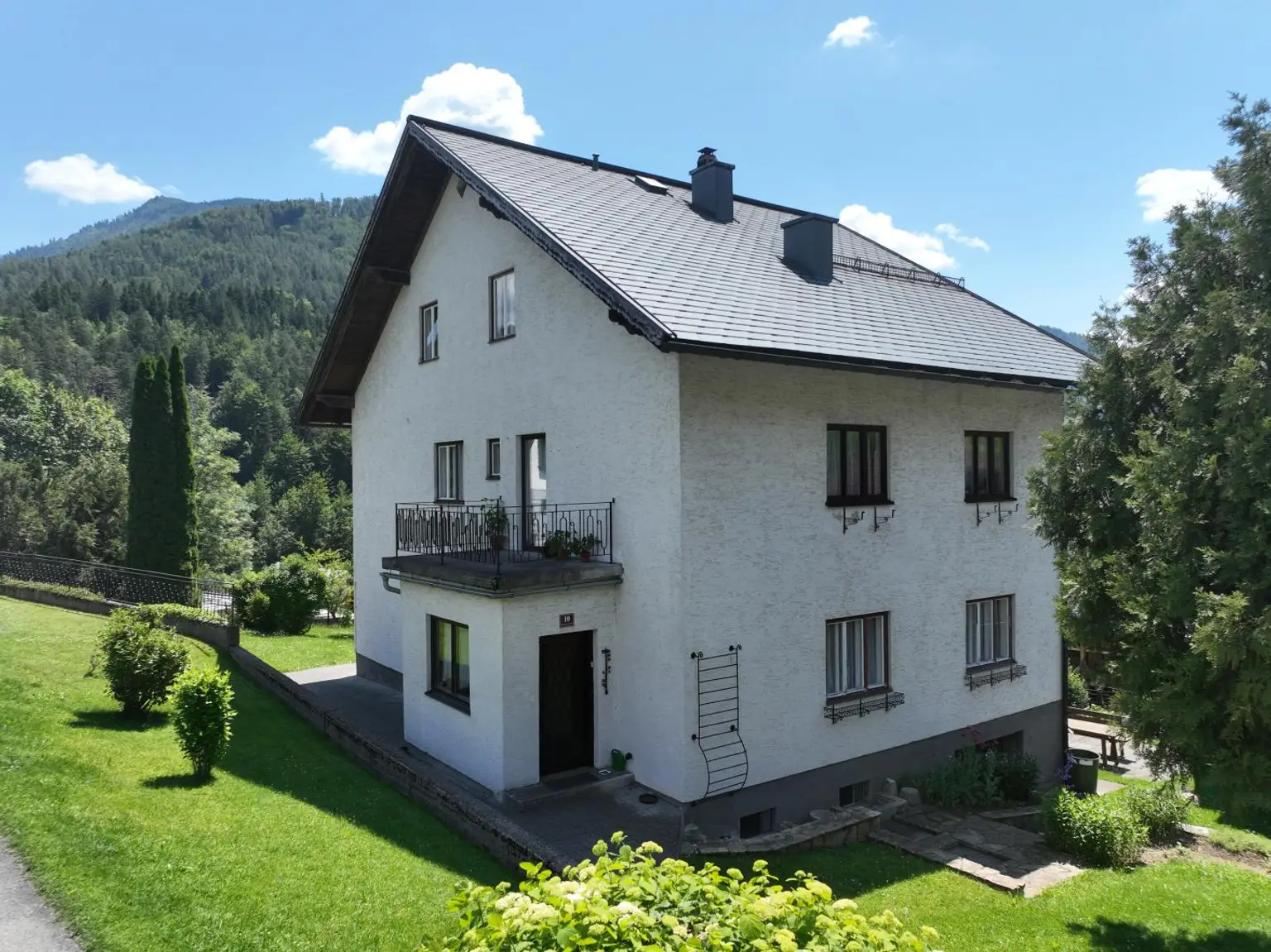 Hausansicht mit Garten