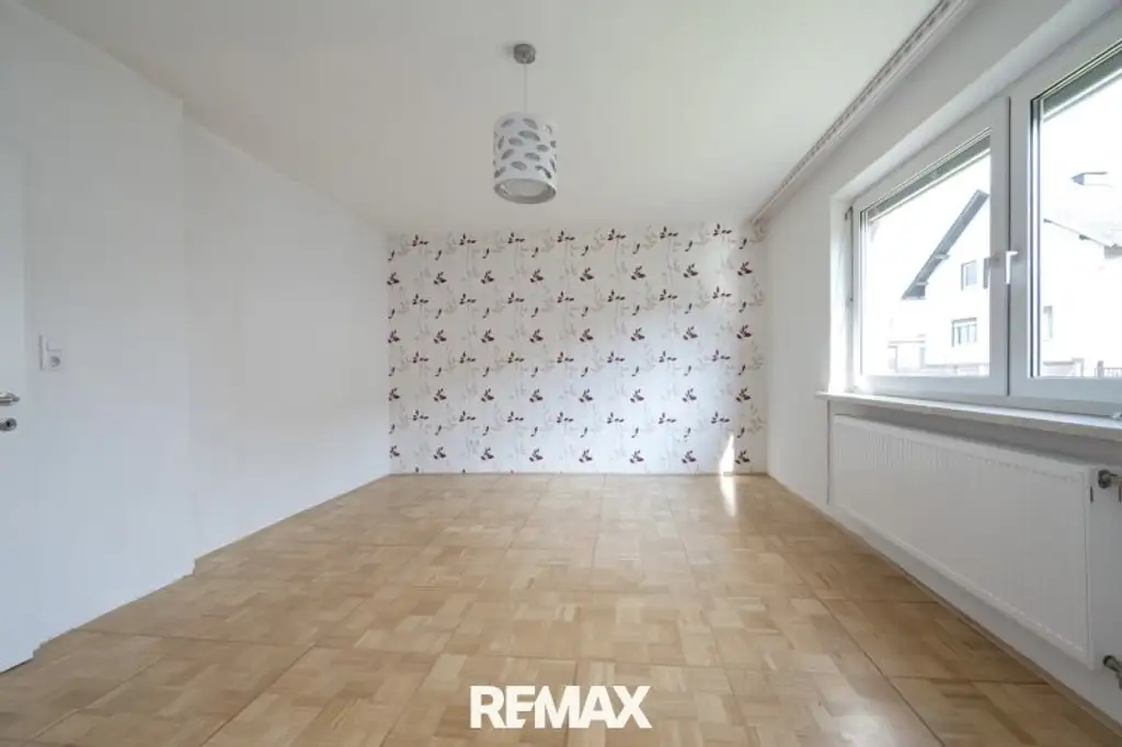 Voll unterkellertes Zweifamilienhaus mit Garten, Carport & Garage in sonniger Zentrumslage von Bad Hall!