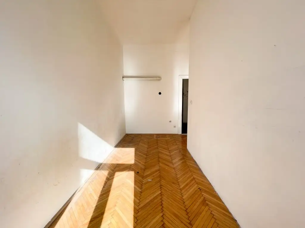 NÄHE AUGARTEN: 2,5-Zimmer-Altbauwohnung mit großem Gestaltungspotenzial beim Wallensteinplatz