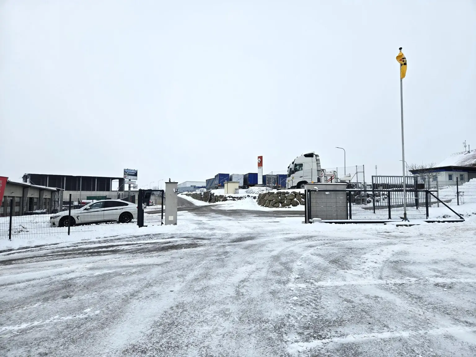 Großzügiges Rolltor für LKWs oder schwerem Gerät (Bagger, Raupen,...)