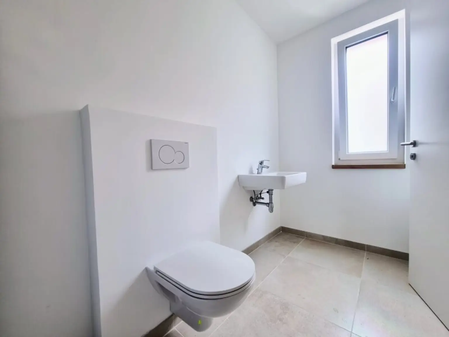 Modernes Eckreihenhaus in TOP-LAGE nahe U6: Erstbezug  mit Garten, Dachterrasse, 5 Zimmern, 2 Bädern – inkl. Küche & Stellplatz