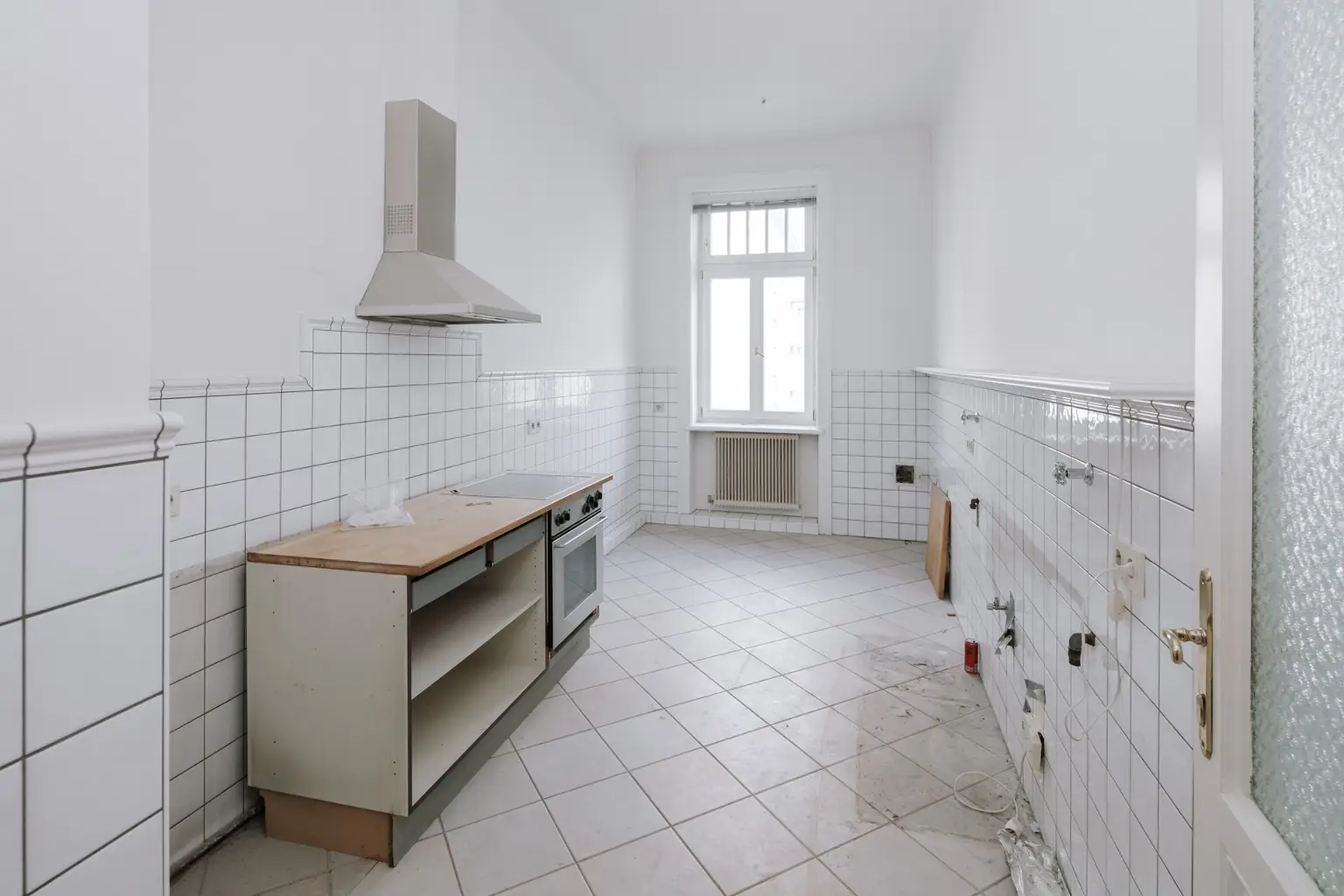 Sanierungsbedürftiges 4 Zimmer Altbau-Juwel mit Balkon in sehr guter zenraler Lage von Döbling!