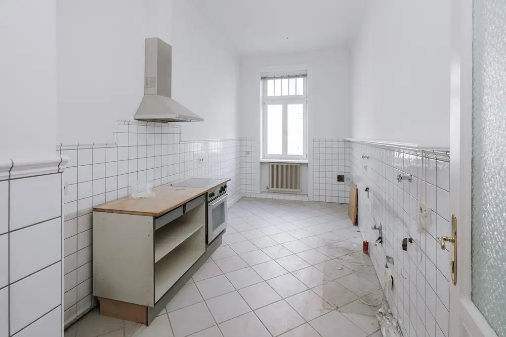 Sanierungsbedürftiges 4 Zimmer Altbau-Juwel mit Balkon in sehr guter zenraler Lage von Döbling!
