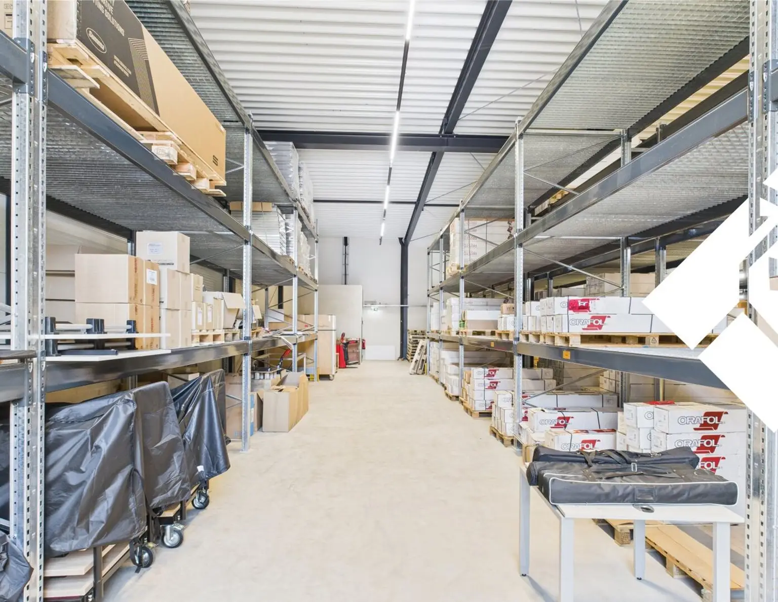 Modernes Palettenlager inklusive Handlingservice mit optimaler Verkehrsanbindung zu mieten