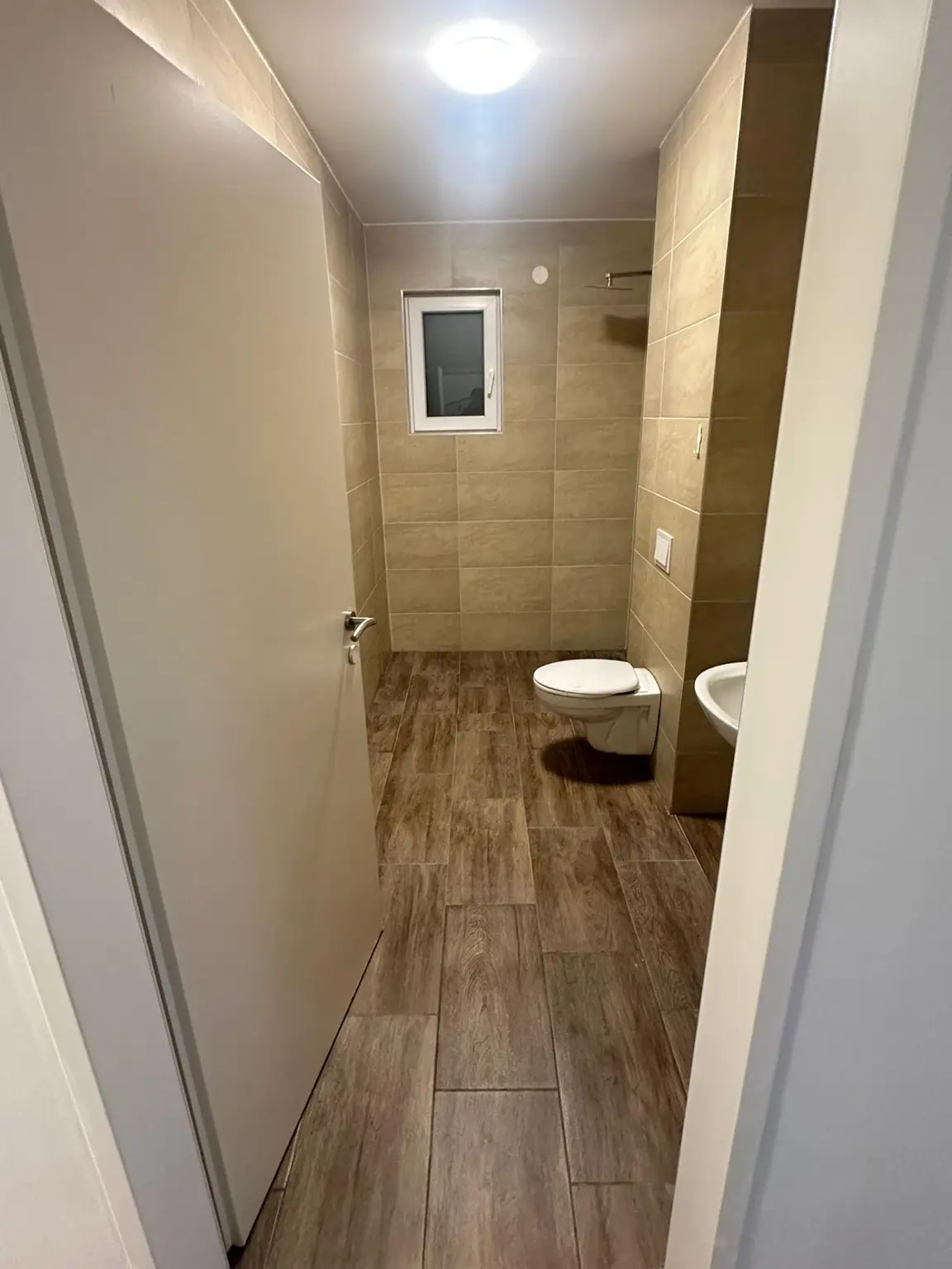 Badezimmer mit Dusche und WC