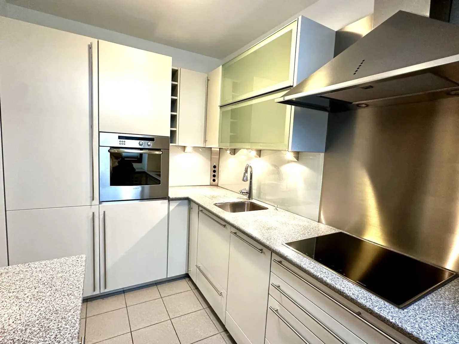 "Moderne Dachgeschosswohnung mit großer Terrasse & Garagenstellplatz"