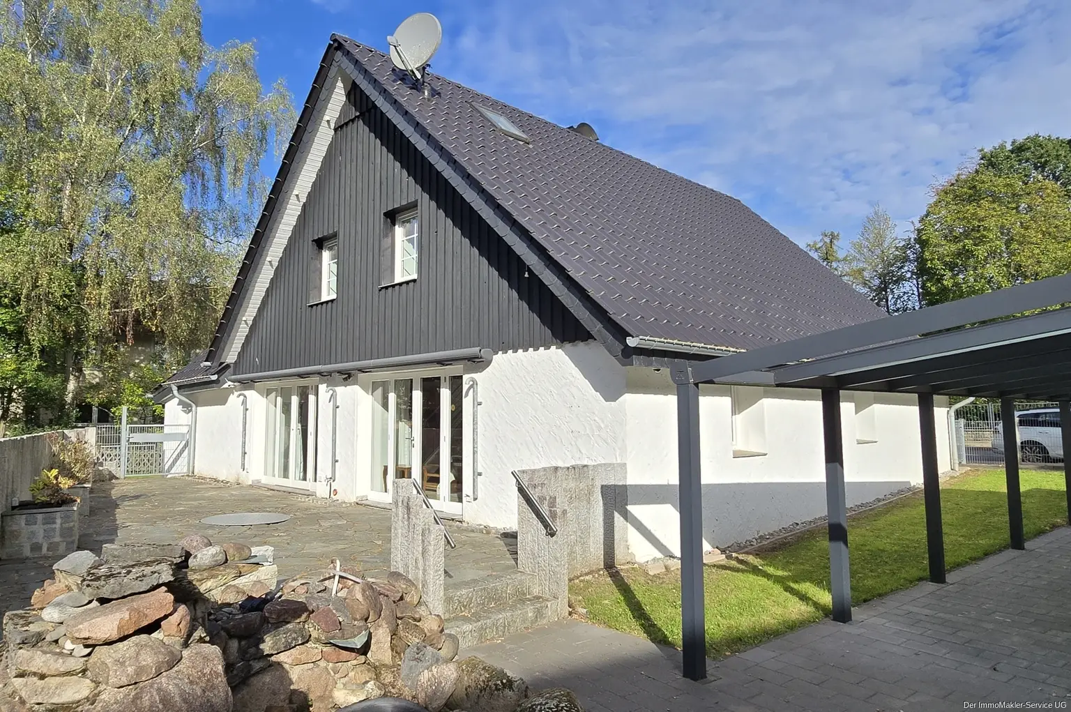 die grosszügige Terasse bietet  befestigten Zugang zu Carport und Garage