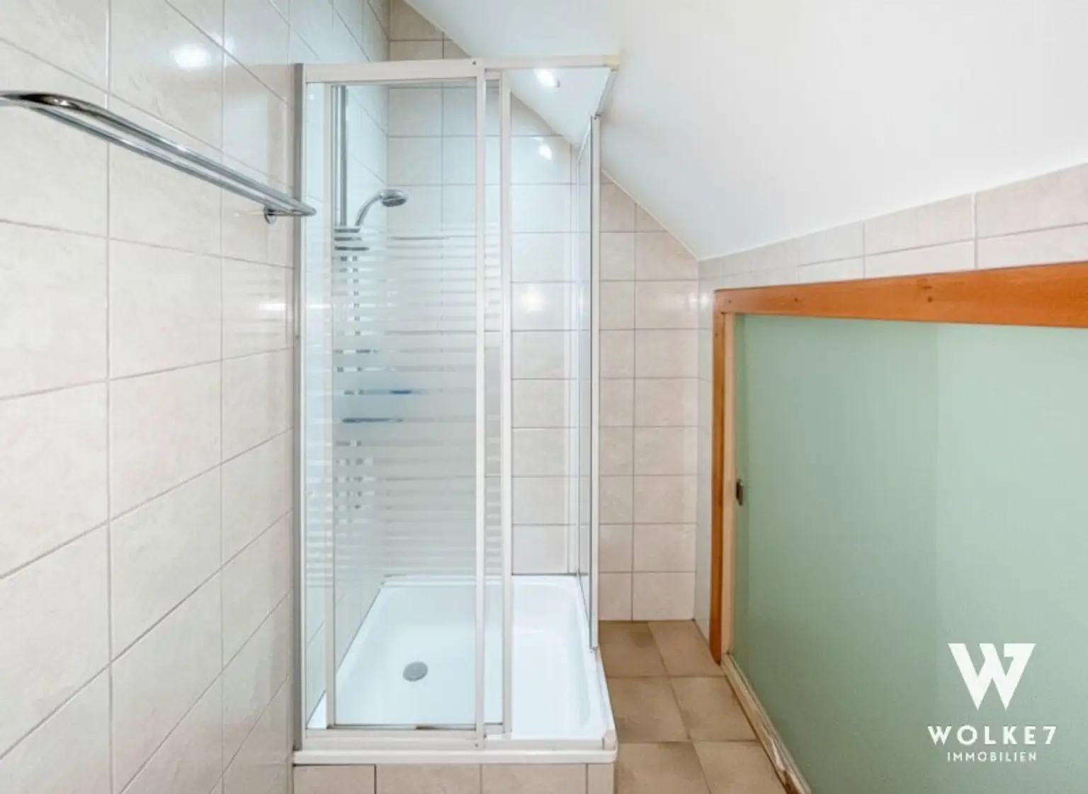 Sonnige Dachgeschosswohnung am Keplerplatz – Top Lage U1