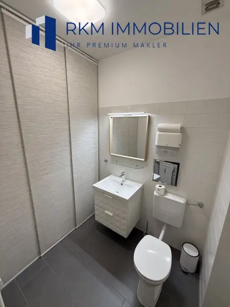 Modernes Badezimmer mit WC