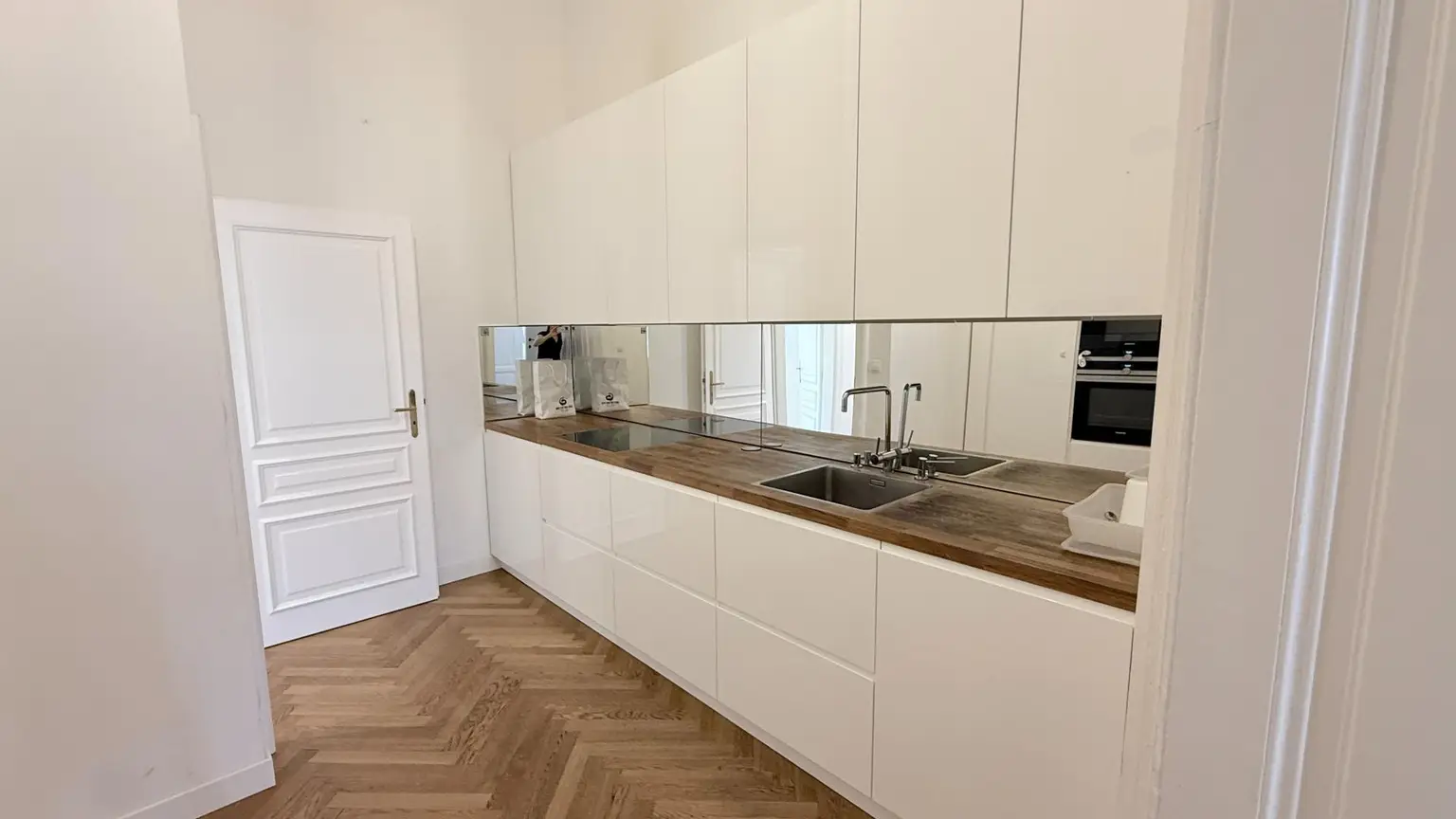 Prachtvolle Beletage mit Balkon in Bestlage am Rochusmarkt! Komplett möbliert.