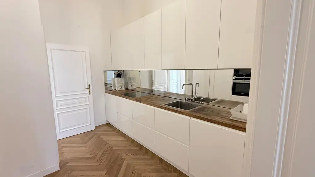 Prachtvolle Beletage mit Balkon in Bestlage am Rochusmarkt! Komplett möbliert.