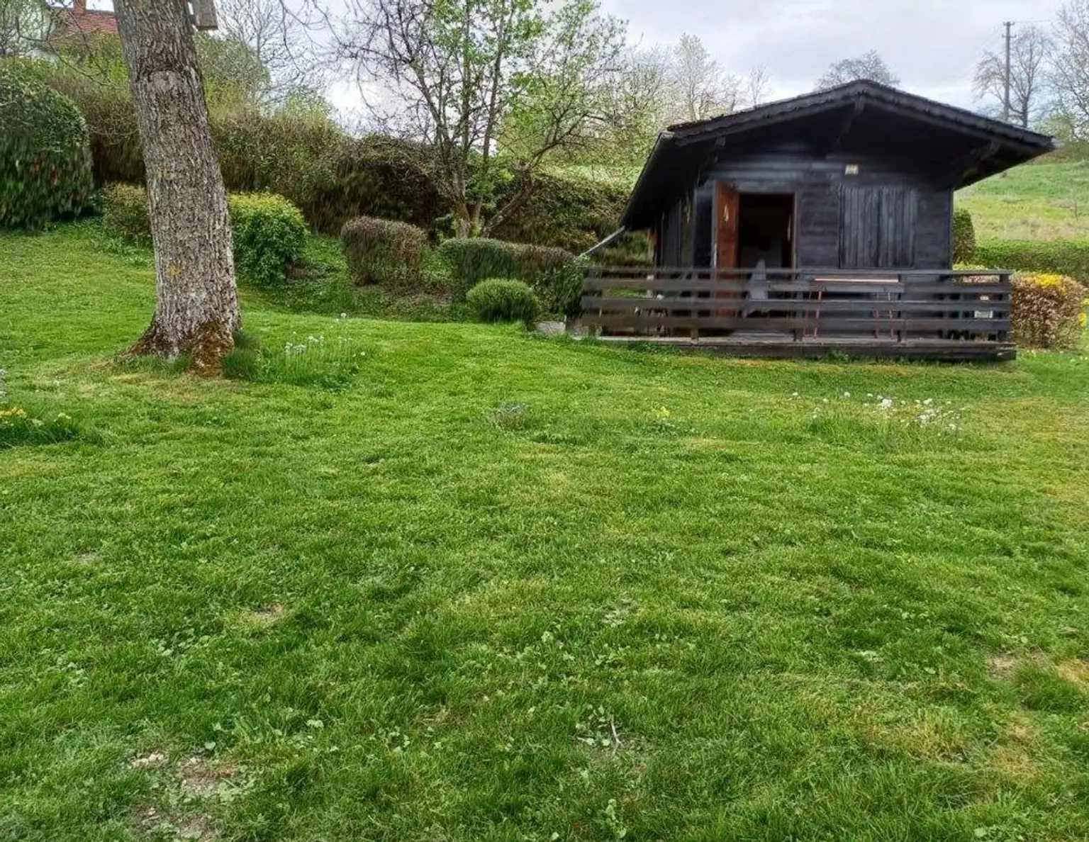 Baugrund ohne Bauzwang mit Gartenhaus zu kaufen