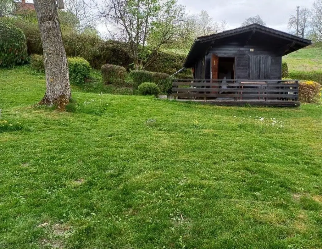 Baugrund ohne Bauzwang mit Gartenhaus zu kaufen