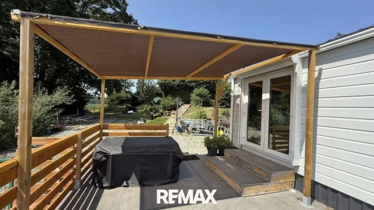Terrasse teilweise mit Sonneschutz