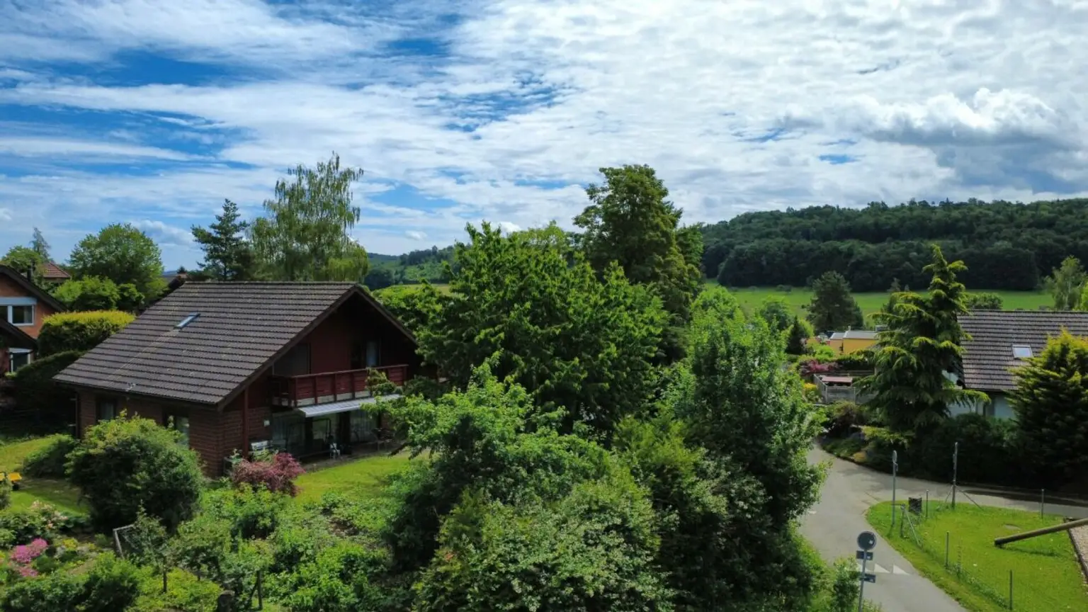 Grosszügigies Einfamilienhaus mit grossem Garten und Weitblick