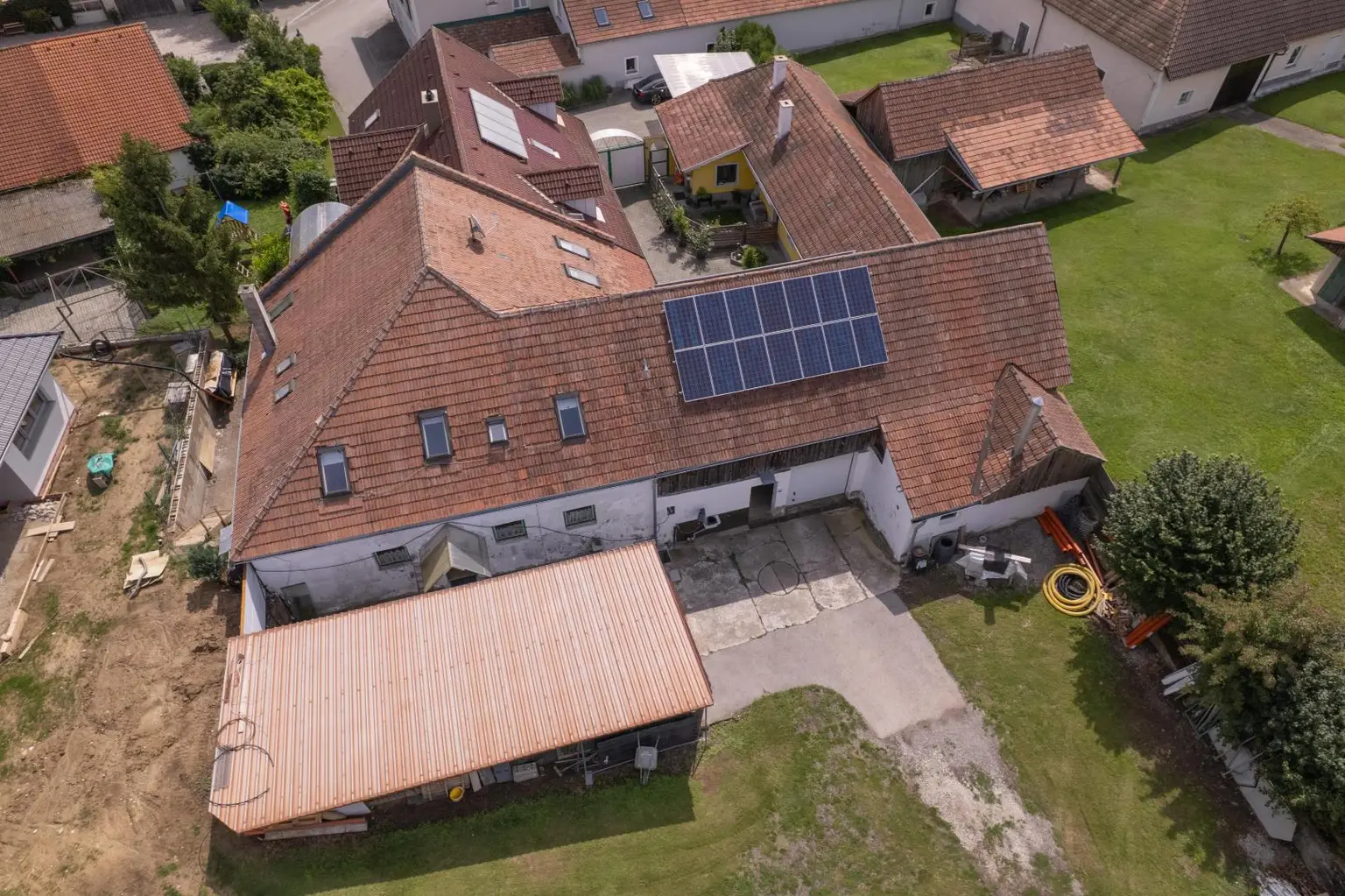 Großes Wohnhaus mit Heurigenlokal / 5 Gästezimmern und einem Miethaus