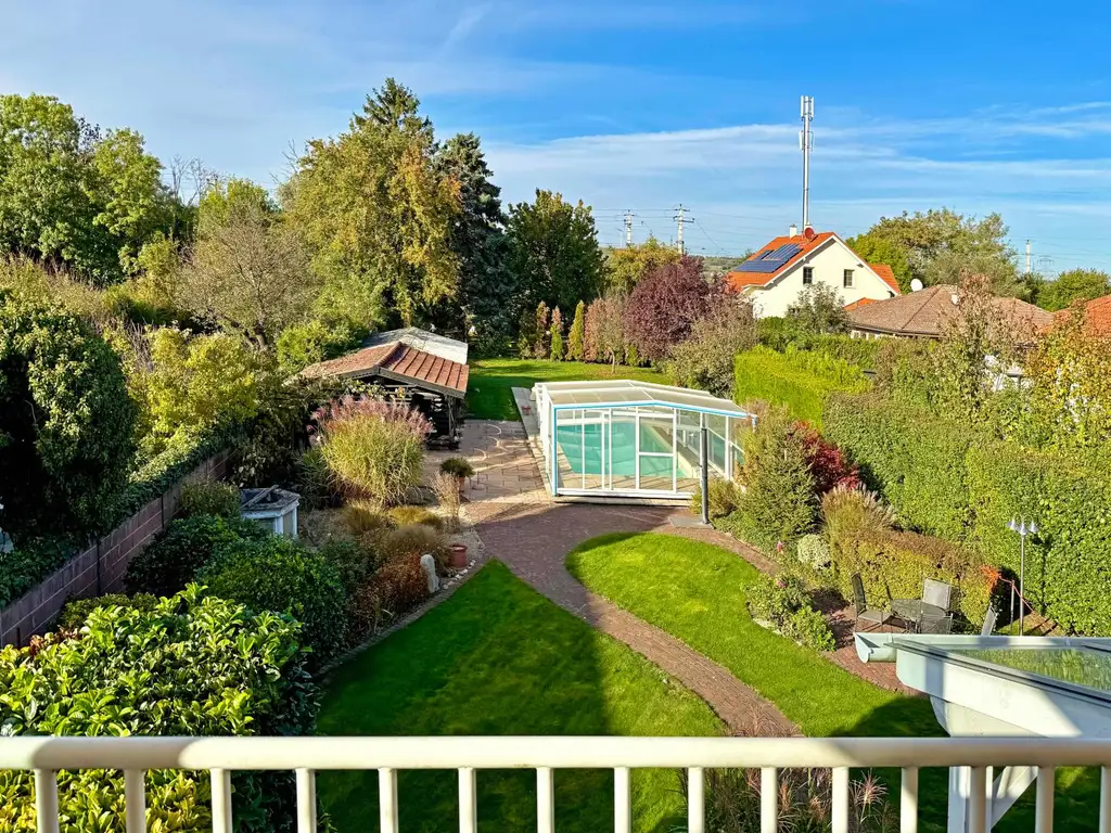 "Coole Liegenschaft - überdachtes Pool inklusive!"