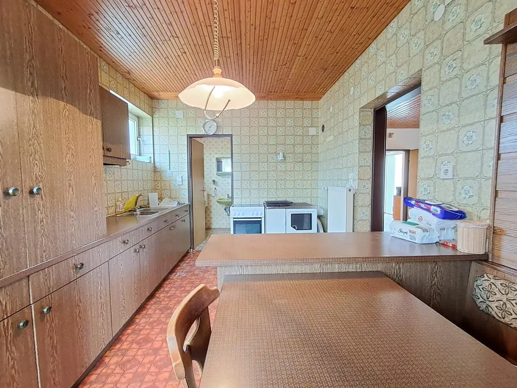 6 Zimmer ein großzügiges Grundstück und viel Platz warten auf eine nette Familie