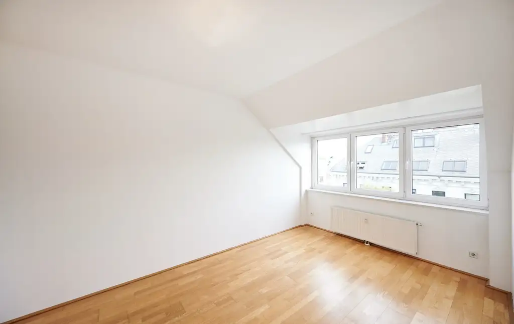 Super geschnittene 2-Zimmer-Wohnung im Dachgeschoss!