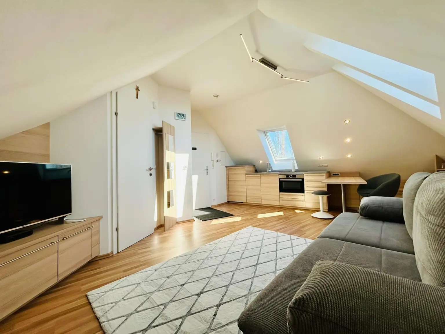 Moderne, möblierte 1-Raum-Dachwohnung