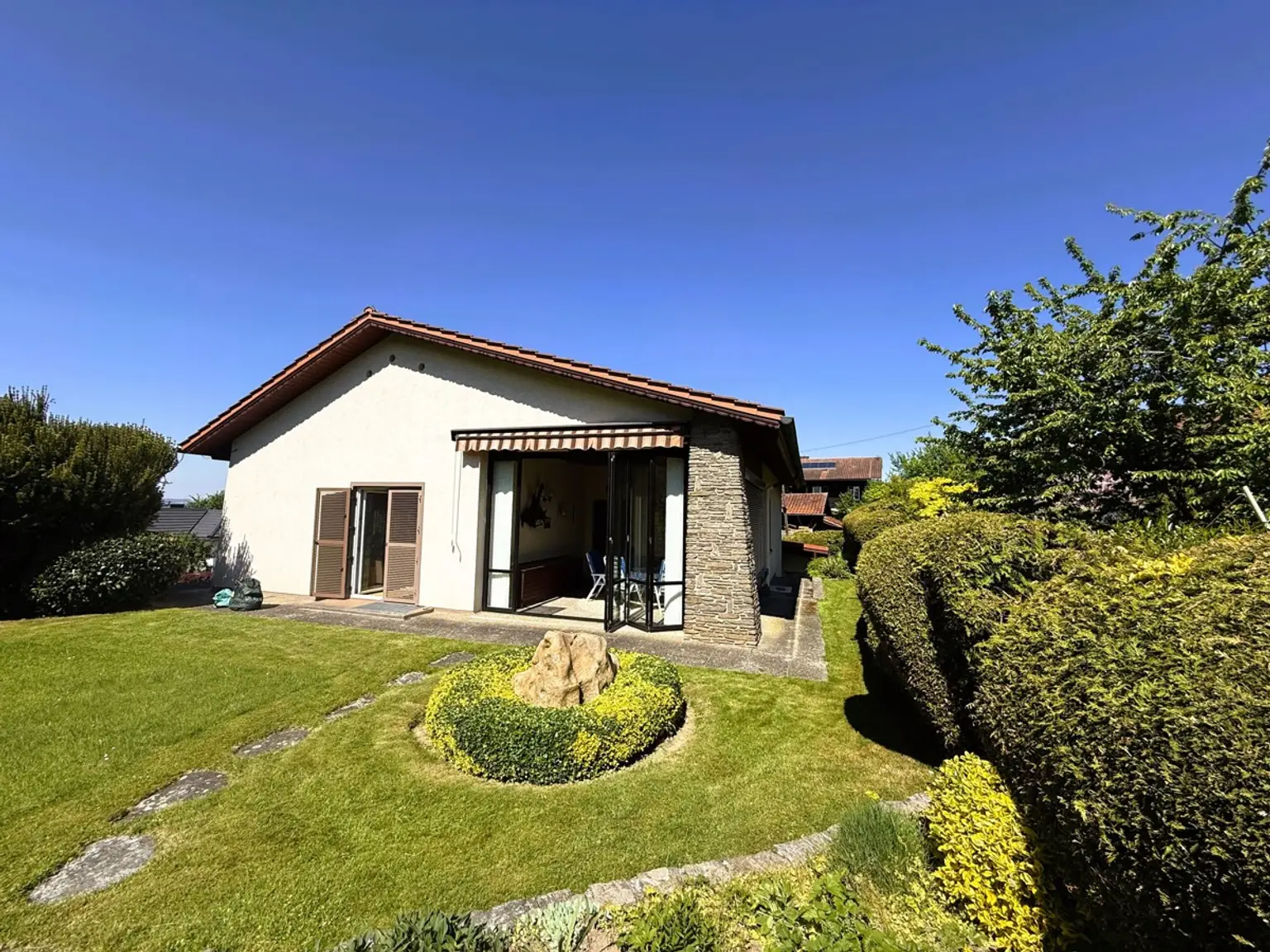 Idyllisches Einfamilienhaus mit gepflegtem Garten
