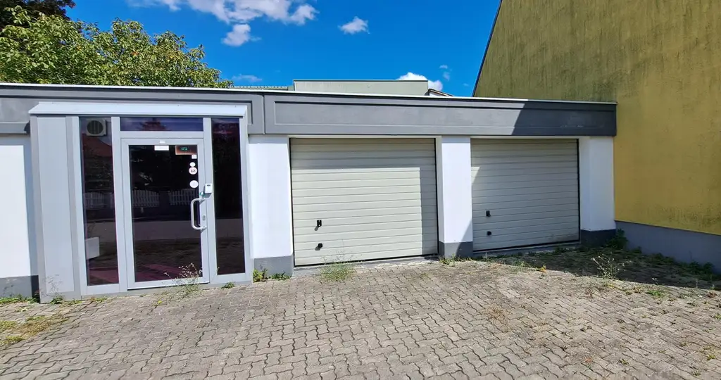 Zwei GARAGEN / HALLEN mit jeweils 3 STELLPLÄTZEN - zu mieten