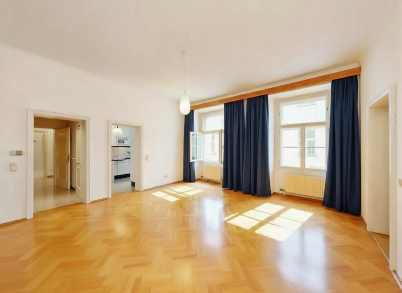 Besonders ruhig gelegene, elegante Altbauwohnung im Herzen der City!