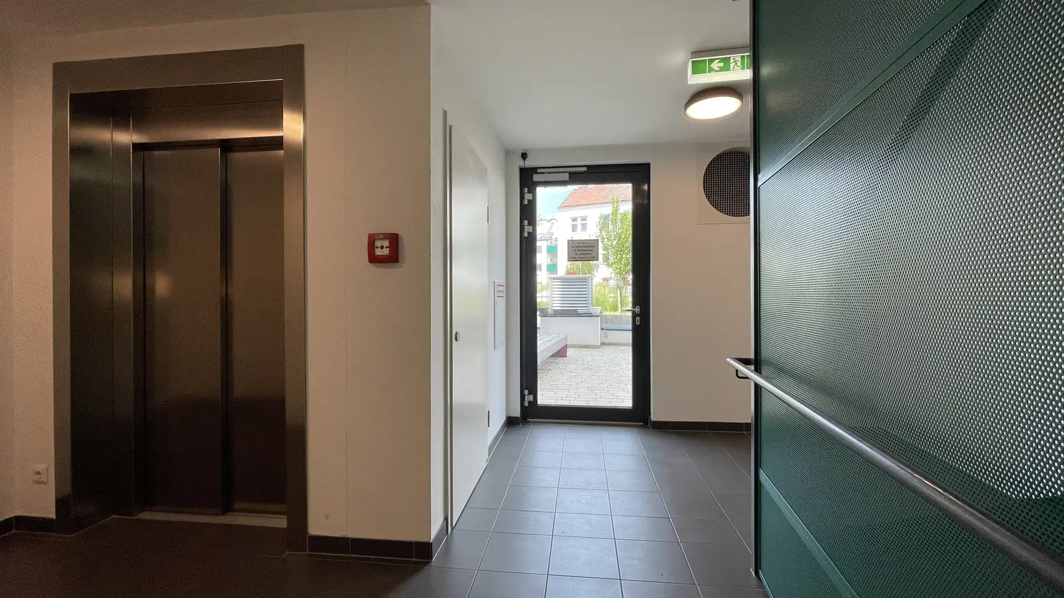 Moderne Dachgeschosswohnung, klimatisiert und gut geschnitten