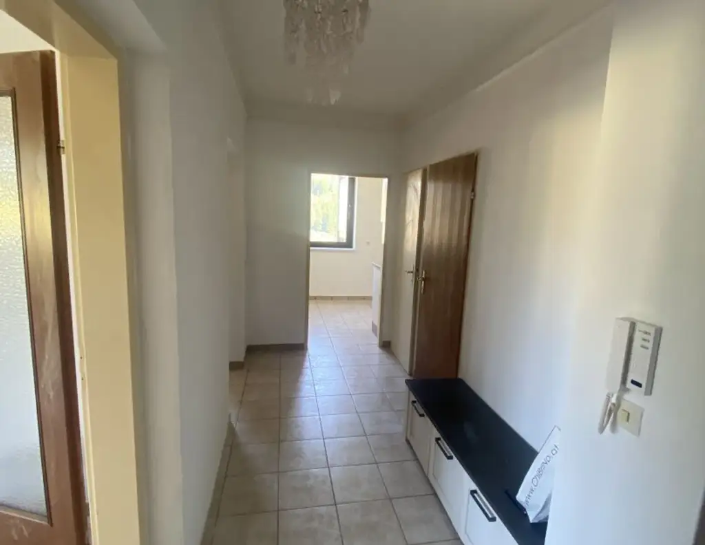Mürzzuschlag: Willkommen in Ihrem neuen Zuhause mit Ausblick ins Grüne! Gut aufgeteilte 3 Zimmer Wohnung mit Loggia und Garage!
