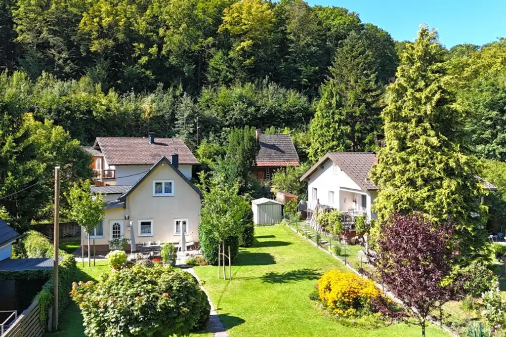Reizvolles Holzhaus (gedämmt, verputzt) in ruhiger, naturnaher Lage - Neubaupotenzial!