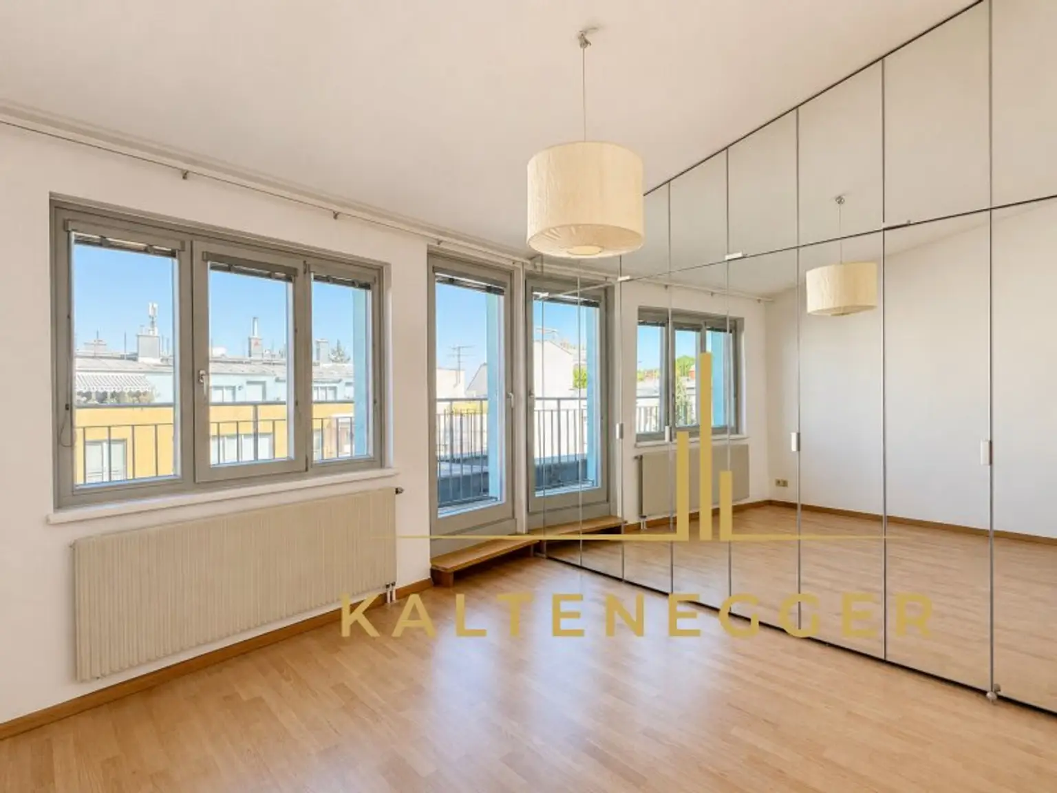 Elternschlafzimmer mit verspiegeltem Maßschrank
