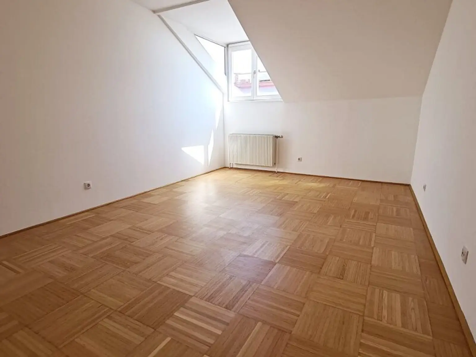 SPITTELBERG, teilsaniertes 84 m2 Dachgeschoß, 3 Zimmer, Extraküche, Wannenbad, Parketten, WG-geeignet, MQ-Nähe