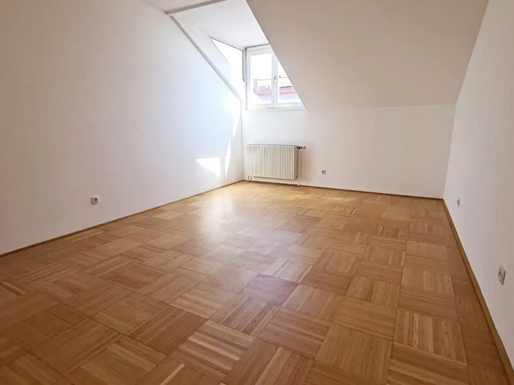 SPITTELBERG, teilsaniertes 84 m2 Dachgeschoß, 3 Zimmer, Extraküche, Wannenbad, Parketten, WG-geeignet, MQ-Nähe