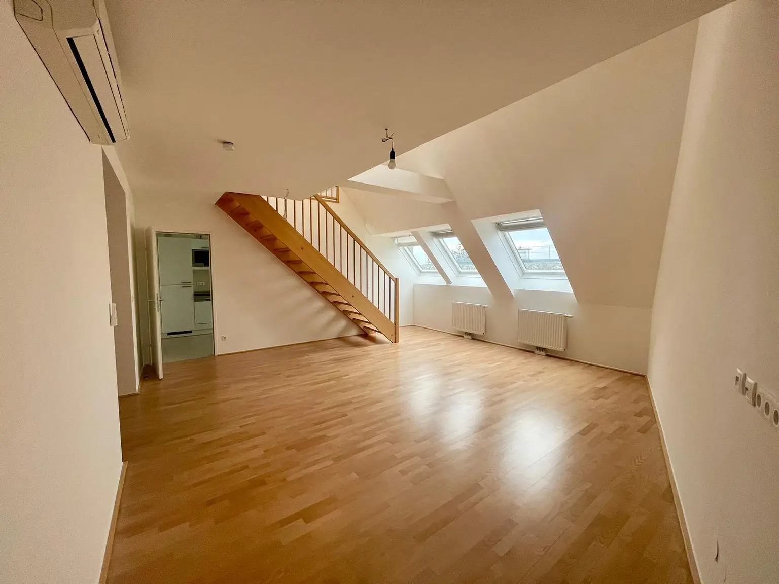 Modernes Wohnen nahe Naschmarkt: Klimatisierte Dachgeschoßwohnung mit Balkon und Terrasse