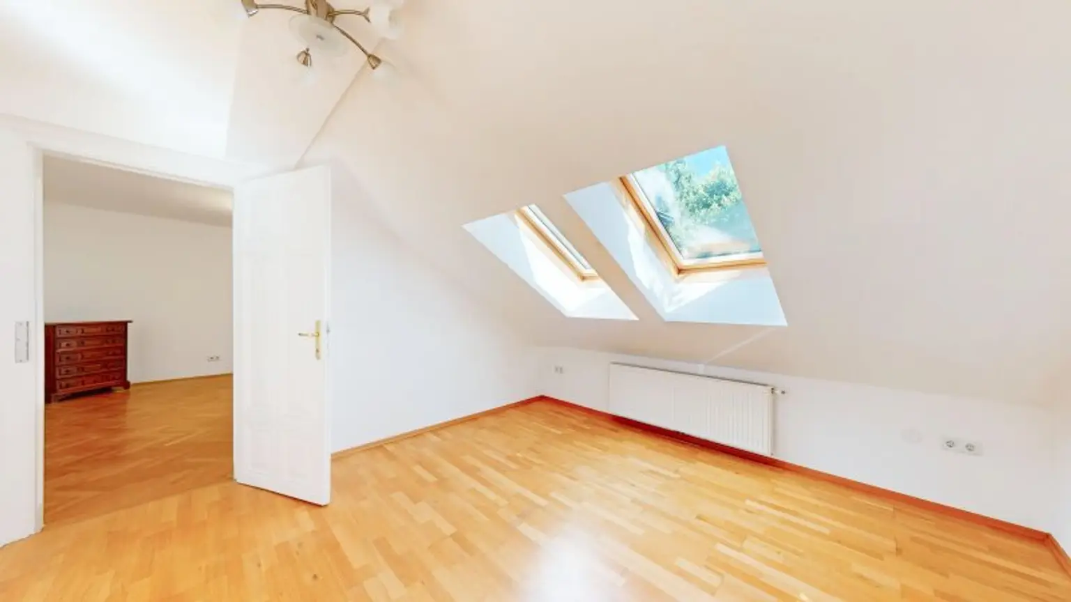 Gemütliche Dachgeschoss-Wohnung | Veranda | Grünlage | gute Verkehrsanbindung
